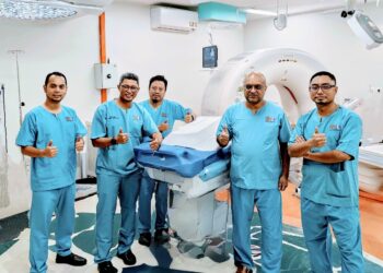 PROFESOR Madya Dr. Gokula Kumar Appalanaido (dua dari kanan) bersama pasukannya dianugerahkan Top-Scoring Abstract Certificate di persidangan European Society for Radiotherapy and Oncology (ESTRO) 2025 di Vienna, Austria.