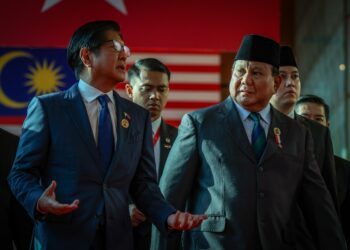 PRABOWO Subianto (kanan) bersama Presiden Filipina, Ferdinand Marcos Jr. ketika tiba ke Persidangan Pembangunan ASEAN Timur (BIMP-EAGA) ke-16 sempena Sidang Kemuncak ASEAN ke-46 di Pusat Konvesyen Kuala Lumpur (KLCC) hari ini. - UTUSAN/MUHAMAD IQBAL ROSLI