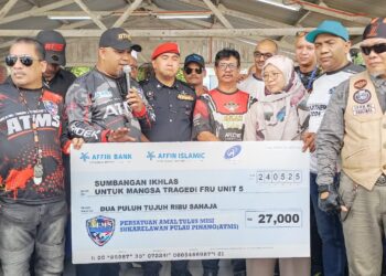 MUHAMMAD Arashid Ramli (dua dari kiri) menyampaikan sumbangan cek cura kepada Pemangku Pegawai Pemerintah FRU Unit 5 Sungai Senam, Deputi Superintendan Mohd. Amin Mat Yassin di FRU Unit 5 Sungai Senam, Ipoh hari ini.