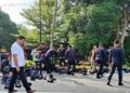ANGGOTA FRU membantu rakan mereka selepas trak dinaiki terlibat kemalangan dengan lori di Jalan Chikus-Sungai Lampam di Teluk Intan  hari ini.