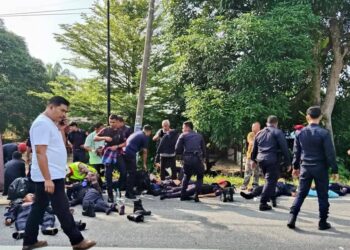 ANGGOTA FRU membantu rakan mereka selepas trak dinaiki terlibat kemalangan dengan lori di Jalan Chikus-Sungai Lampam di Teluk Intan  hari ini.