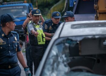 ANGGOTA Unit Penguatkuasa PPj sedang menunda sebuah kereta milik penjawat awam yang terlibat dalam Operasi Penguatkuasaan Menunda Kereta/Kenderaan Buruk, Terbiar dan Tersadai (KBT) di Kawasan Komuniti Kuarters Kerajaan, Presint 5 di Putrajaya. - UTUSAN/FAIZ ALIF ZUBIR