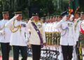 RAMLI Ngah Talib (tiga dari kiri) memeriksa barisan kawalan kehormatan yang terdiri daripada tiga pegawai dan 103 anggota lain-lain pangkat sempena istiadat angkat sumpah jawatan Tuan Yang Terutama di Dewan Sri Pinang, George Town, Pulau Pinang.