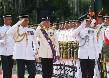RAMLI Ngah Talib (tiga dari kiri) memeriksa barisan kawalan kehormatan yang terdiri daripada tiga pegawai dan 103 anggota lain-lain pangkat sempena istiadat angkat sumpah jawatan Tuan Yang Terutama di Dewan Sri Pinang, George Town, Pulau Pinang.
