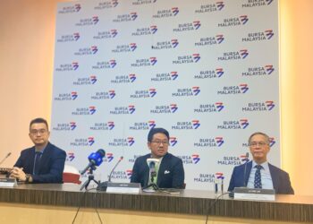 DARI kiri, Timbalan Ketua Kewangan Korporat M&A Securities, Danny Wong, Leo Chin dan Pengarah Eksekutif, Lu Pak Lim semasa sidang media selepas penyenaraian syarikat itu di Pasaran Utama Bursa Malaysia di sini, semalam. UTUSAN/SABRINA ZULKIFLI