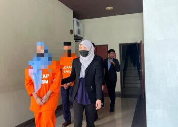 DUA pegawai PBT dan seorang pemilik syarikat di Pulau Pinang direman oleh SPRM bagi membantu siasatan kes rasuah.