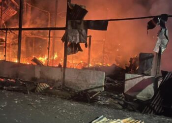 KEADAAN rumah yang terbakar dan mengorbankan seorang lelaki di Kampung Tebing Tinggi, Pasir Puteh, Ipoh hari ini. - UTUSAN/IHSAN JBPM