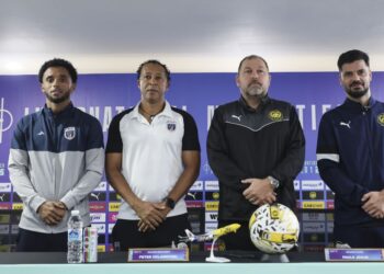 Peter Cklamovski (tiga dari kiri) bersama rakan setugas dari Cape Verde, Pedro Brito pada sidang akhbar di Kuala Lumpur, semalam. Turut hadir Paulo Josue (kanan) dan pemain Cape Verde, Ryan Mendes. - UTUSAN/AMIR KHALID