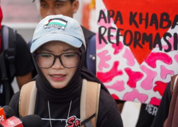ALYA HANI Anuar bercakap dalam sidang akhbar pada perarakan Hari Pekerja di Dataran Merdeka, Kuala Lumpur. - UTUSAN/ISKANDAR ISHAK