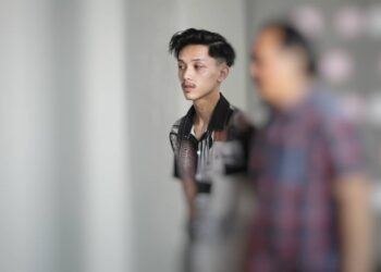 WAN Izzuddin Wan Hasim (kiri) semasa tiba untuk prosiding pendakwaan di Mahkamah Sesyen Kota Bharu, Kelantan. - UTUSAN/ROSALWANI CHE SOH