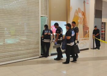 PASUKAN forensik tiba di lokasi kejadian bagi menjalankan siasatan kes rompakan sebuah kedai emas dalam sebuah pasar raya di Falim, Ipoh hari ini. - UTUSAN
