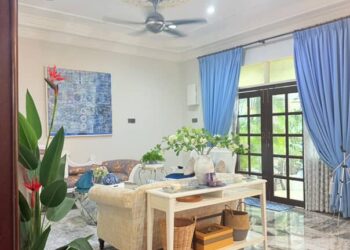 Langsir, kusyen dan aksesori rona biru muda tampil berseri dipadankan dengan dinding rona lembut serta perabot putih.