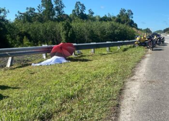 KEADAAN mayat Mohamad Faizal Adam Azhar selepas terlibat dalam kemalangan membabitkan tiga buah motosikal RX-Z di Kilometer 430, Lebuhraya Pantai Timur 2, Kuala Terengganu, hari ini.