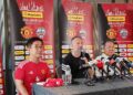 BEKAS pemain Manchester United Ryan Giggs (tengah) bersama Ketua Pegawai Eksekutif ProEvents Management Limited, Julian Kam (kiri) dan Pengarah Urusan ProEvents International Sdn Bhd, San Boon Wah dalam sidang media di sini hari ini.