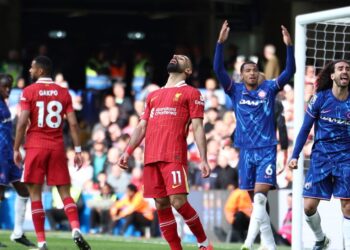 Penyerang Liverpool, Mohamed Salah kecewa selepas rembatannya tersasar dari gawang Chelsea dalam aksi Liga Perdana Inggeris di Stamford Bridge, London, kelmarin. - AFP