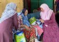 SALINA Samsudin turun padang menyantuni rakyat di Behrang yang sakit dan memerlukan bantuan.