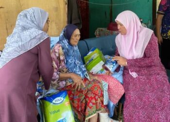 SALINA Samsudin turun padang menyantuni rakyat di Behrang yang sakit dan memerlukan bantuan.