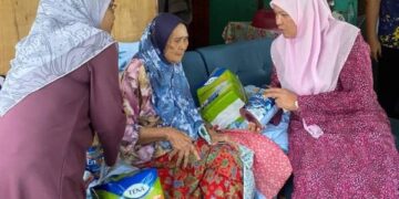 SALINA Samsudin turun padang menyantuni rakyat di Behrang yang sakit dan memerlukan bantuan.