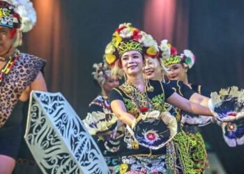 PERPADUAN yang wujud dalam kalangan pelbagai etnik di Sabah dan Sarawak tidak berlaku kerana dasar rasmi kerajaan semata-mata, sebaliknya kerana nilai kehidupan bersama yang sudah lama berakar dalam jiwa. – MEDIA SOSIAL