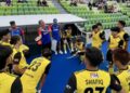SARJIT Singh (tengah) bersama pemain skuad hoki kebangsaan semasa menyertai siri Jelajah Australia sebelum ini. - IHSAN KONFEDERASI HOKI MALAYSIA
