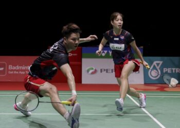 Goh Soon Huat-Shevon Lai mara ke suku akhir Terbuka Singapura selepas menewaskan pasangan China, Feng Yan Zhe-Wei Ya Xin 21-11, 21-19 semalam. - UTUSAN/SHIDDIEQIIN ZON