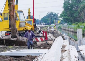 PROJEK tebatan banjir sedang giat dilaksanakan di bawah MBDK dekat Sungai Kandis, Klang, Selangor.
– UTUSAN/SADDAM YUSOFF
