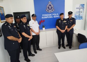 SHAMSUL Anuar Nasarah (tengah)  merasmikan Pondok Polis sementara Kampung Beng di Lenggong, Perak. - UTUSAN/FADZIL ZAINOL