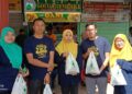 GAMBAR kenangan Allahyarham Mohd. Roslan Abd. Rahim (dua kiri) bersama empat beradik termasuk Zaleha Abd. Rahim (kanan).