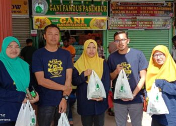 GAMBAR kenangan Allahyarham Mohd. Roslan Abd. Rahim (dua kiri) bersama empat beradik termasuk Zaleha Abd. Rahim (kanan).