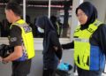 TERTUDUH (tengah) diiringi polis semasa hadir ke Mahkamah Majistret Bachok, Kelantan untuk mendapatkan  perintah reman. - UTUSAN/YATIMIN ABDULLAH