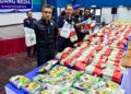 MAT Zani @ Mohd. Salahuddin Che Ali (kiri) menunjukkan barang rampasan ketika sidang akhbar mengenai kejayaan menumpaskan sindiket dadah antarabangsa di Ibu pejabat Polis Daerah (IPD) Setiu, Terengganu. - UTUSAN/PUQTRA HAIRRY