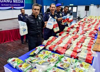MAT Zani @ Mohd. Salahuddin Che Ali (kiri) menunjukkan barang rampasan ketika sidang akhbar mengenai kejayaan menumpaskan sindiket dadah antarabangsa di Ibu pejabat Polis Daerah (IPD) Setiu, Terengganu. - UTUSAN/PUQTRA HAIRRY
