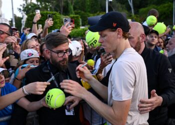 PEMAIN tenis Itali, Jannik Sinner ketika melayan peminatnya selepas selesai latihan rasmi bagi menghadapi Terbuka Rom. - AFP