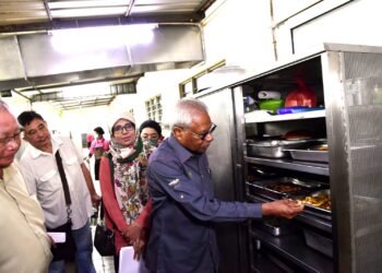 A. SIVANESAN memeriksa tempat penyimpanan makanan di kantin Sekolah Menengah San Min, Teluk Intan dalam lawatannya ke sekolah itu hari ini. - UTUSAN