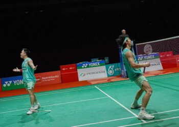 AARON Chia-Soh Wooi Yik beraksi ketika menentang pasangan Denmark Kim Astrup-Anders Skaarup Rasmussen pada aksi separuh akhir Malaysia Masters 2025 di Axiata Arena, Bukit Jalil hari ini. - UTUSAN/ISKANDAR ISHAK