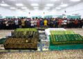 JENAZAH tujuh anggota FRU disolatkan di Surau Ar-Rahman IPD Hilir Perak di Teluk Intan. - UTUSAN/MUHAMAD NAZREEN SYAH MUSTHAFA