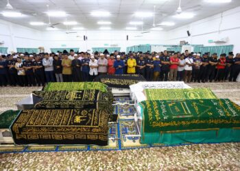 JENAZAH tujuh anggota FRU disolatkan di Surau Ar-Rahman IPD Hilir Perak di Teluk Intan. - UTUSAN/MUHAMAD NAZREEN SYAH MUSTHAFA