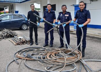MOHD. Sofian Redzuan (kanan) menunjukkan sebahagian kabel yang dicuri 'Geng Apan Sungai Petani' di Marang, Terengganu. - UTUSAN/PUTRA HAIRYY ROSLI