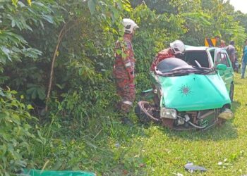 KEADAAN Perodua Kancil dipandu mangsa remuk selepas bertembung dengan Isuzu DMax dalam kemalangan di Jalan Simpang Gading, Durian Tunggal, Alor Gajah, Melaka hari ini.