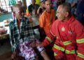 ABDULLAH Yaacob (kiri) yang terselamat dari terperangkap dalam kebakaran rumahnya ditenteramkan oleh pegawai bomba di Kampung Jejuluk, Banggu, Kota Bharu, Kelantan. - UTUSAN/ROHANA MOHD.NAWI