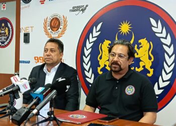 PRESIDEN Konfederasi Hoki Malaysia (KHM), Datuk Seri Subahan Kamal (kanan) dan timbalan presiden, Datuk Ahmad Najmi Abdul Razak ketika mengumumkan pelantikan Nur Saiful Zaini Nasiruddin sebagai ketua jurulatih skuad hoki remaja negara di sini hari ini.