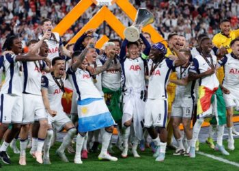Pemain-pemain Tottenham Hotspur meraikan kejayaan menjuarai Liga Europa selepas menewaskan Manchester United 1-0 pada perlawanan akhir di Stadium San Mames, Bilbao, Sepanyol, pagi ini. AFP