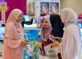 ZURAIDA Md. Noor (kiri) menemui orang ramai ketika Kempen Pencegahan Penguatkuasaan Syariah di salah sebuah pusat membeli belah di Kuala Terengganu.