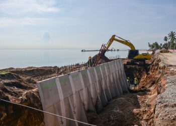 KERJA-KERJA pembinaan dinding penahan ombak yang dilaksanakan di Jalan Mengabang Telipot, Kampung Tanjung, Batu Rakit, Kuala Nerus, Terengganu. –  UTUSAN/PUQTRA HAIRRY