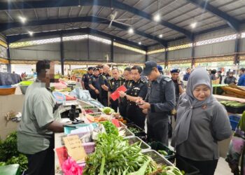 MOHD. ZUHAIRI Mat Radey (tengah) menemui peniaga di Pasar Awam Banting, Kuala Langat, Selangor hari ini. UTUSAN/ISKANDAR SHAH MOHAMED
