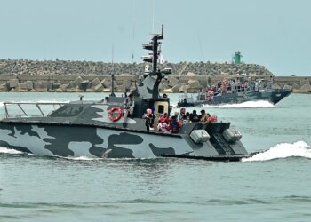 ORANG awam diberi peluang menaiki 'Bot Tempur Laju' (FCB) 1102 dan 1131 yang digunakan oleh anggota Tentera Laut Diraja Malaysia (TLDM) bagi menjalankan operasi pada Hari Terbuka Armada (HTA) 2025 di Markas Wilayah Laut 1, Tanjung Gelang, Kuantan, Pahang. - UTUSAN/SHEIKh AHMAD RAZIF