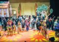 GABUNGAN pelakon tempatan dan Indonesia yang menjayakan teater Pelanduk Terakhir. – MINGGUAN/ISKANDAR ISHAK