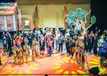 GABUNGAN pelakon tempatan dan Indonesia yang menjayakan teater Pelanduk Terakhir. – MINGGUAN/ISKANDAR ISHAK
