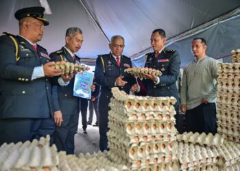 MOHD. Musfi Lat (dua dari kanan) meninjau penjualan telur ayam menerusi Jualan Rahman Madani sempena Sambutan Hari Penguat Kuala KPDN Ke-53 di Kuala Terengganu,  hari ini. - UTUSAN/PUQTRA HAIRRY ROSLI