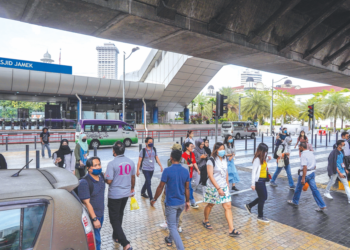 LEBIH 40 peratus majikan di Malaysia menyatakan pekerja mereka tidak mempunyai kemahiran digital yang diperlukan.-GAMBAR HIASAN.